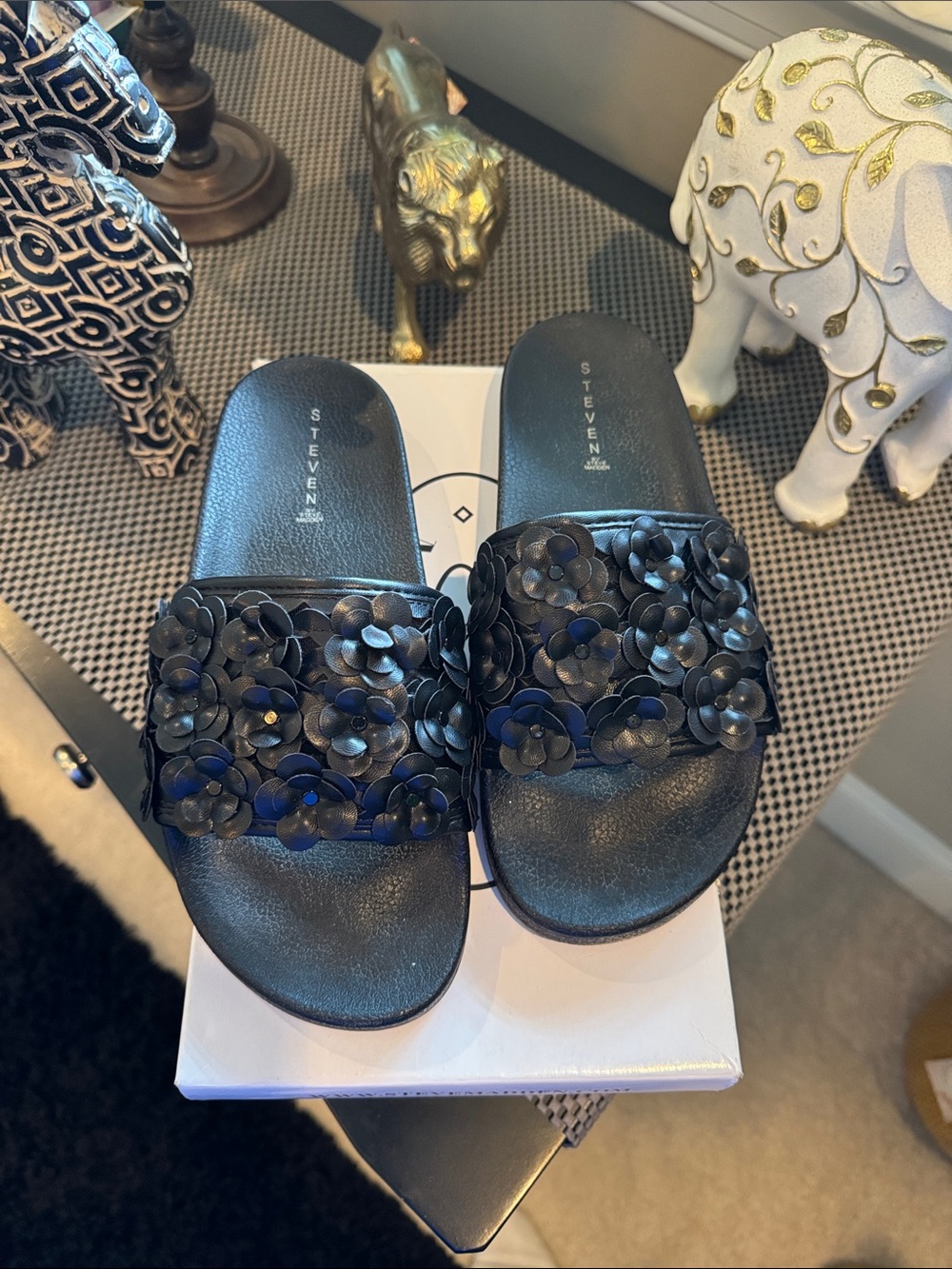 Steve Madden Sandals with Floral Appliqué in Black, size 9 (39) worn once